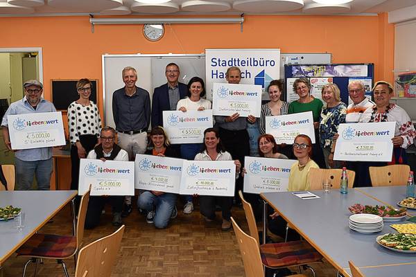 Quelle: DW Freiburg Eine Gruppe von Menschen hält Schilder mit Geldspenden für verschiedene Organisationen.