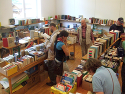 Quelle: DW Freiburg ABC Menschen im Innenraum an Büchertischen